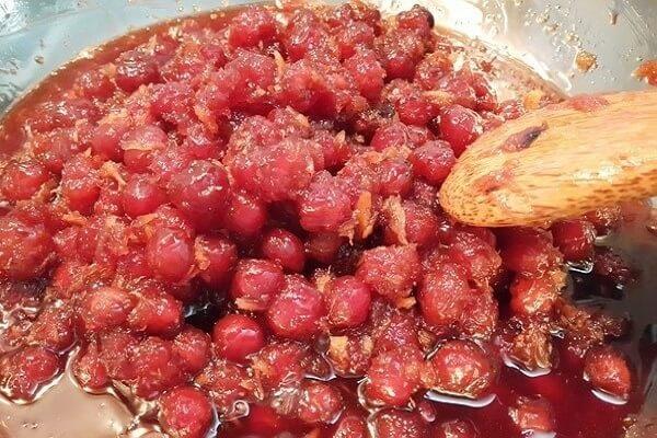 Ướp chùm ruột với đường trong 2-3 giờ 